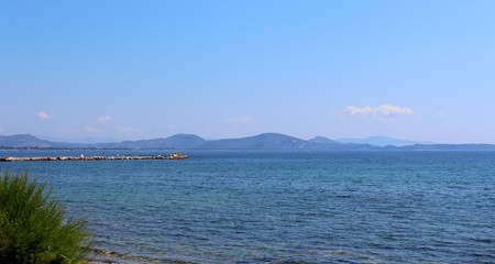 vue sur la jetée et la montagne en crete