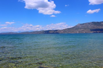 vue sur la montagne à partir de la plage