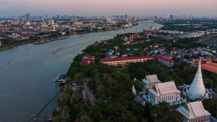 Obraz premium city and river in sunset