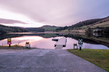 Jezioro Lady Bower w sercu parku narodowego Peak District, Wielka Brytania. 