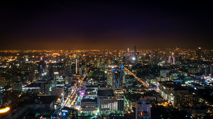 Fototapeta na wymiar Nächtliches Panorama mit Blick auf Bangkok in Richtung Süden über das Stadtzentrum