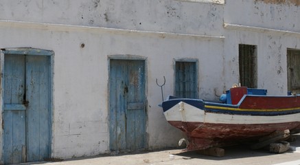 Fototapeta na wymiar Griechische Inselstimmung mit Boot vor altem Haus