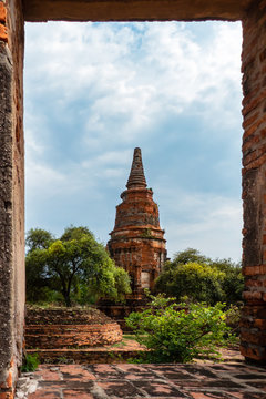 Siamesische Ruinenstadt Ayutthaya: Steinpagode, Blick durch Türöffnung