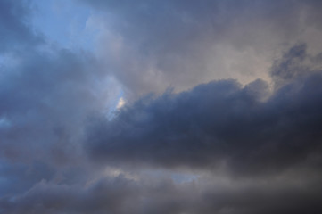 Fototapeta na wymiar Cielo muy nublado con grandes nubes de tormenta y bonitos colores