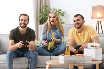Obraz premium Young people playing video games at home