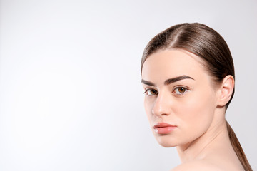 Obraz premium Beautiful woman with perfect eyebrows on light background