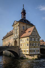 Fototapeta na wymiar Rathaus der Stadt Bamberg über der Pegnitz