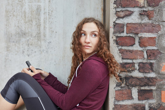 Teenager in einer Trainingspause h&ouml;rt Musik