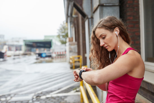 Teenager kontrolliert Puls mit Fitness Tracker