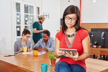 Junge Frau mit dem Tablet
