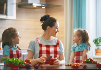 Obraz na płótnie Canvas Happy family in the kitchen.
