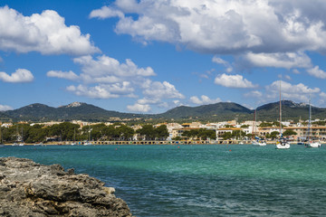 Fototapeta na wymiar Hafen Stadt Porto Colom Mallorca Spanien im Sommer mit schöner Wolkenstimmung