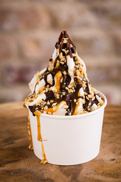 Frozen Yoghurt mit Schokoladensauce und Karamell
