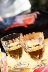 Fototapeta na wymiar vin rosé et grillades au barbecue