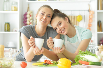 Obraz na płótnie Canvas girlfriends in the kitchen