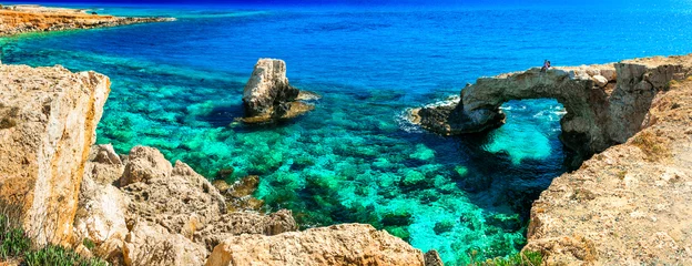 Fotobehang Uitstekende schoonheid en kristalhelder water van Cyprus. boogbrug bij Agia Napa © Freesurf