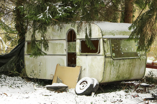 Alter schmutziger Wohnwagen im Schnee