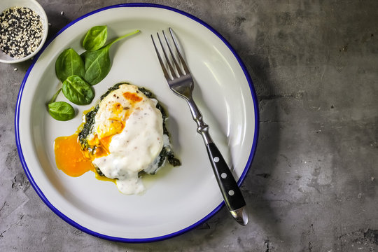 Florentine eggs with pureed spinach