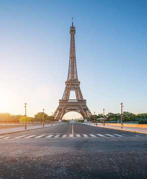 Fototapeta Paris street with view on the famous paris eiffel tower on a sunny day with some sunshine