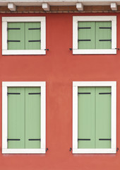 Naklejka premium closeup of a particular facade of a building with green windows