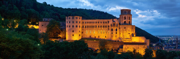 Abendpanorama von Heidelberg, Deutschland mit Heidelberger Schloss und Luftaufnahme der Stadt © tilialucida