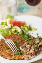 Kartoffel-Pfannkuchen mit Pilzsoße