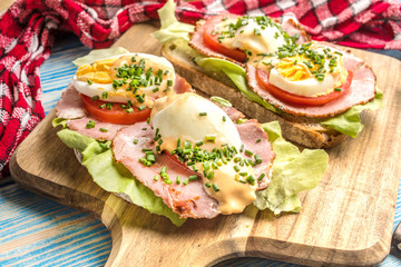 Sandwich with tomatoes, eggs and lettuce.