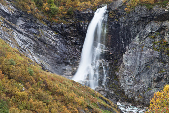 Buldrefossen Waterfall © Santi Rodríguez