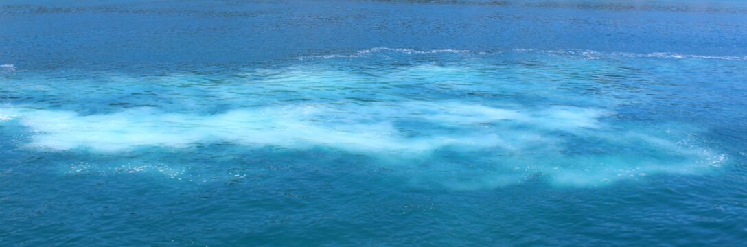 ecume laiss&eacute;e par le passage d'un bateau
