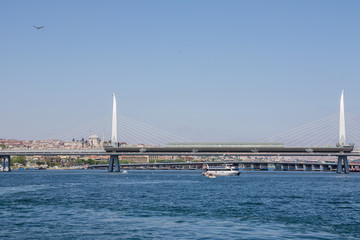 Fototapeta na wymiar Brücke und Himmel. Auf dem Bosporus, Istanbul