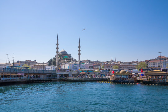 Ufer, Fischmarkt und Moschee. Auf dem Bosporus, Istanbul