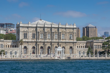 Fototapeta na wymiar Historisches Gebäude am Ufer. Bosporus, Istanbul