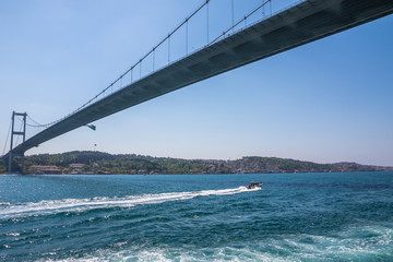 Fototapeta na wymiar Brücke über den Bosporus und Motorboot, Istanbul