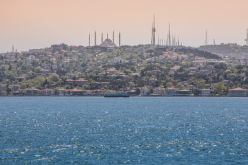 Ufer mit Moschee, am Ufer des Bosporus, Istanbul