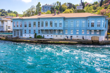 Altes Gebäude am Ufer des Bosporus, Istanbul, Türkei