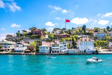 Fototapeten Ufer des Bosporus mit Häusern und türkischer Fahne, Motorboot, Istanbul © Michael Eichhammer