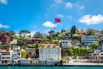 Fototapeten Ufer des Bosporus mit Häusern und türkischer Fahne, Istanbul © Michael Eichhammer