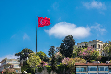 Türkische Flagge weht am Ufer des Bosporus, Istanbul
