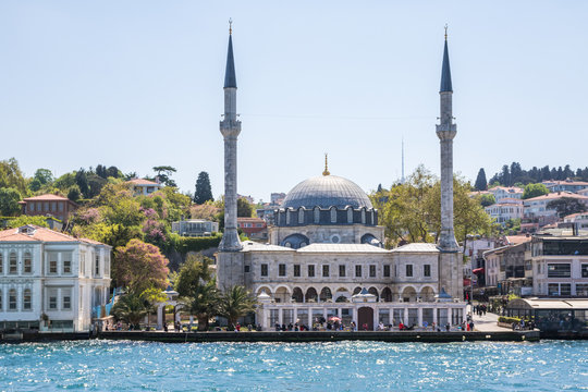 Moschee am Ufer des Bosporus, Istanbul, Türkei
