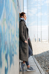 Obraz premium Beautiful young woman standing on the bridge