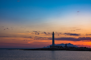 Fototapeta premium Il faro di Punta Sottile al crepuscolo, isola di Favignana IT