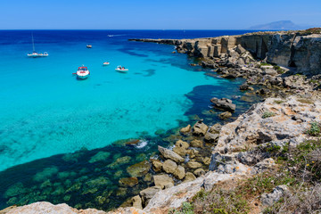 Vista panoramica della baia di Cala Rossa, isola di Favignana IT