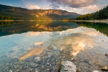 Sonnenaufgang am Eibsee in den Alpen im Sommer