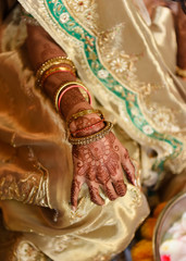 Fototapeta premium Close Up of hand and arm of Hindu / Indian Bride with henna