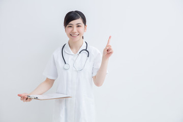 白衣のナース服を着た若い女の子