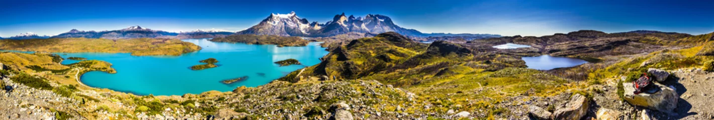 Muurstickers Cuernos del Paine Nationaal Park Torres del Paine, misschien wel een van de mooiste plekken op aarde. Hier hebben we een panoramisch uitzicht over de &quot Cuernos del Paine&quot 