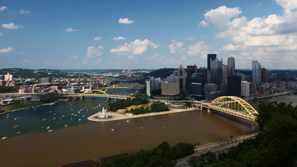 Obraz premium Aerial view of the Pittsburgh, Pennsylvania downtown
