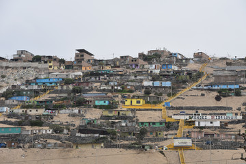 Obraz premium Hillside slum buildings on the outskirts of Lima, Peru
