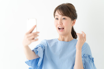 驚く・スマートフォン・女性