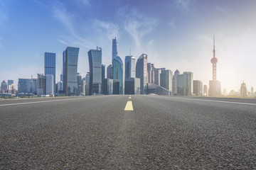 Obraz premium The empty asphalt road is built along modern commercial buildings in China's cities.